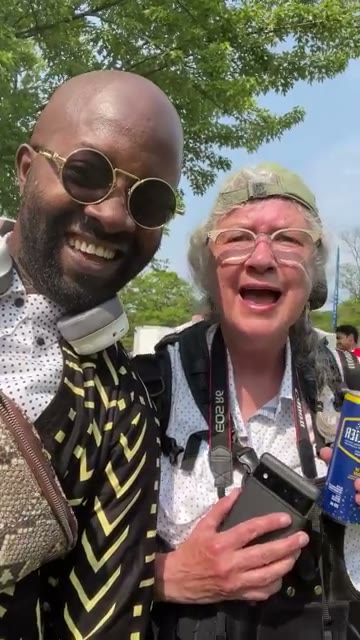 Moïse 1er et une festivalière dans un parc en fête