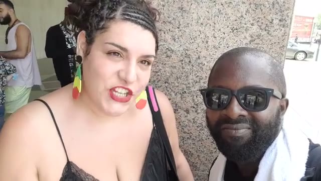 Moïse 1er en selfie-entrevue avec une festivalière