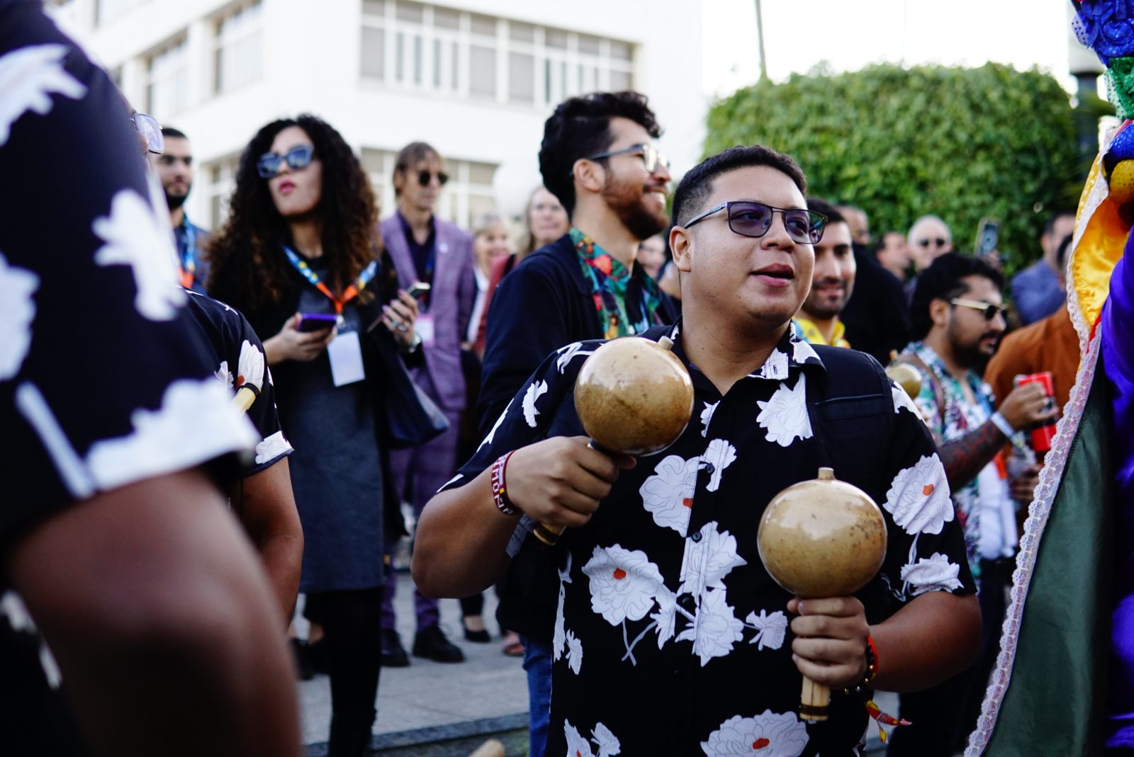 Musiciens et festivaliers dans les rues de Rabat pendant Visa For Music