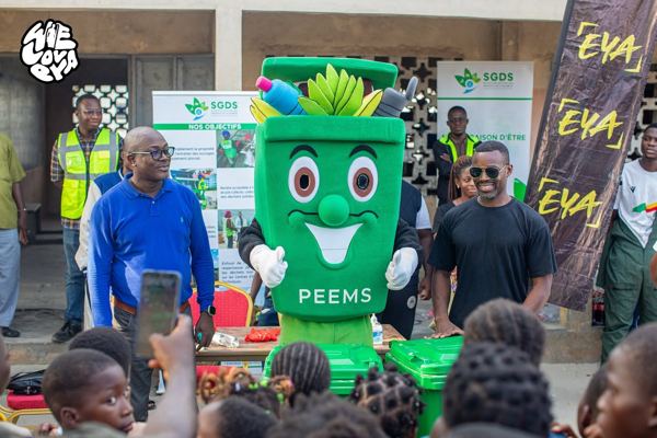 WeLovEya — EYA in action — environmental awareness with students from Cotonou (© WeLovEya Festival)