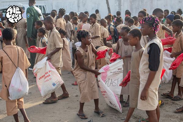 WeLovEya — EYA in action — environmental awareness with students from Cotonou (© WeLovEya Festival)