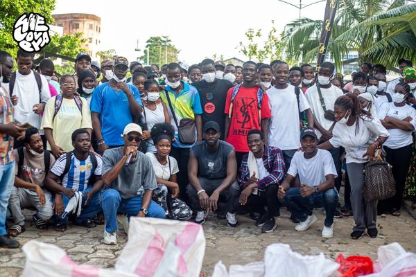 WeLovEya — EYA in action — environmental awareness with students from Cotonou (© WeLovEya Festival)