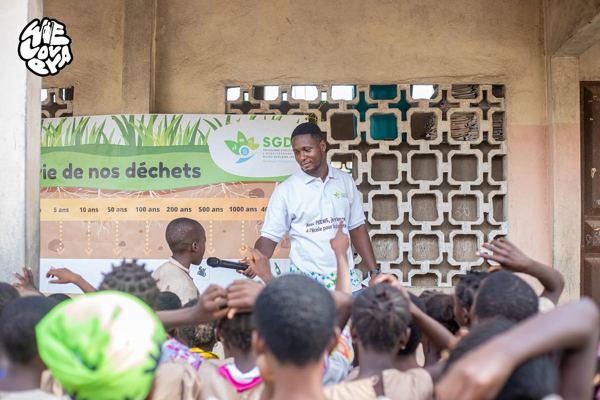 WeLovEya — EYA in action — environmental awareness with students from Cotonou (© WeLovEya Festival)