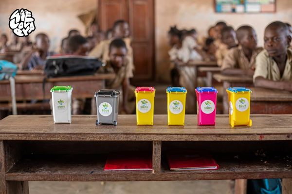 WeLovEya — EYA in action — environmental awareness with students from Cotonou (© WeLovEya Festival)