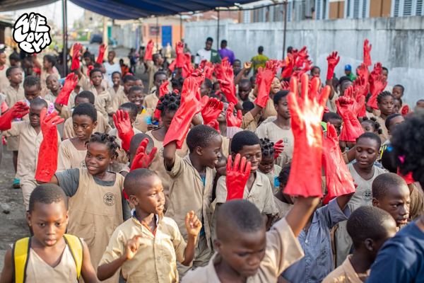 WeLovEya — EYA in action — environmental awareness with students from Cotonou (© WeLovEya Festival)
