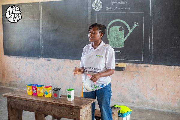 WeLovEya — EYA in action — environmental awareness with students from Cotonou (© WeLovEya Festival)