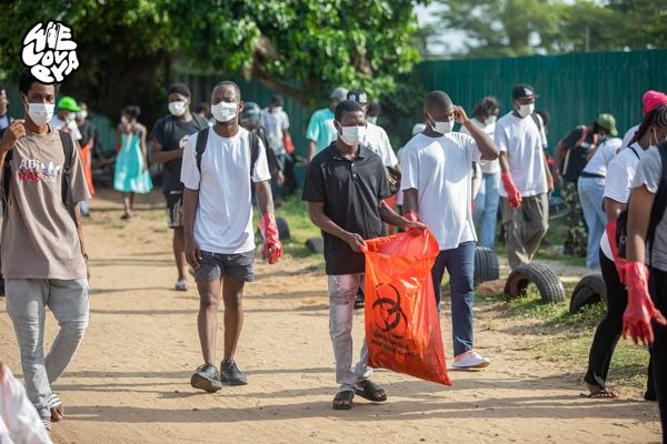 WeLovEya — EYA in action — environmental awareness with students from Cotonou (© WeLovEya Festival)