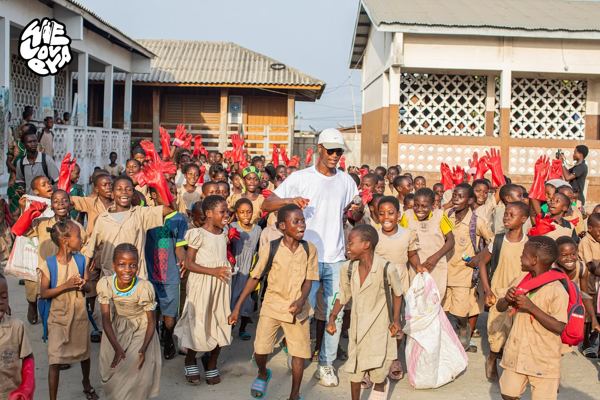 WeLovEya — EYA in action — environmental awareness with students from Cotonou (© WeLovEya Festival)