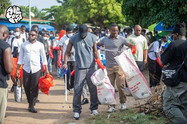 WeLovEya — EYA in action — environmental awareness with students from Cotonou (© WeLovEya Festival)