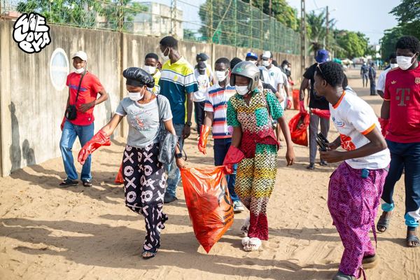WeLovEya — EYA in action — environmental awareness with students from Cotonou (© WeLovEya Festival)