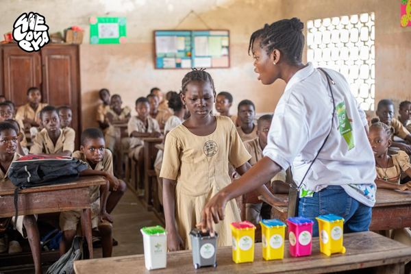 WeLovEya — EYA in action — environmental awareness with students from Cotonou (© WeLovEya Festival)